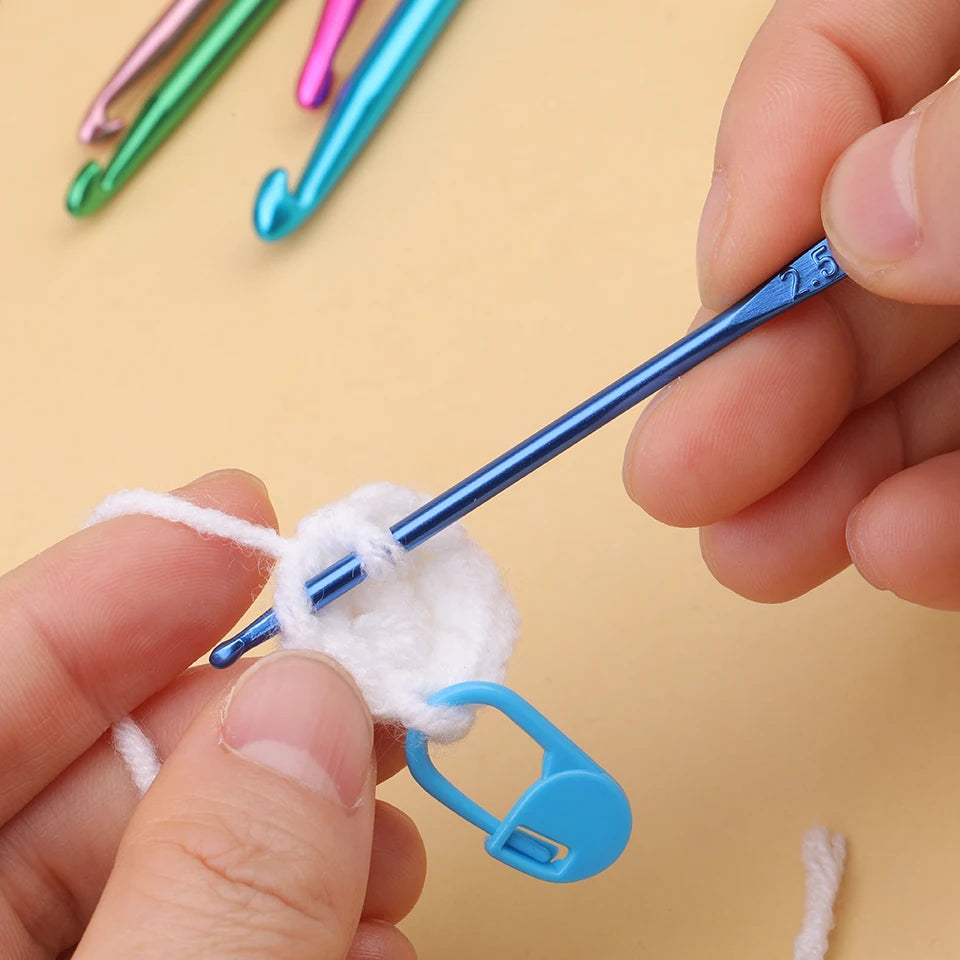 Crochet Kit for Beginners – Ergonomic Hook Set with Needles, Stitch Markers & Case